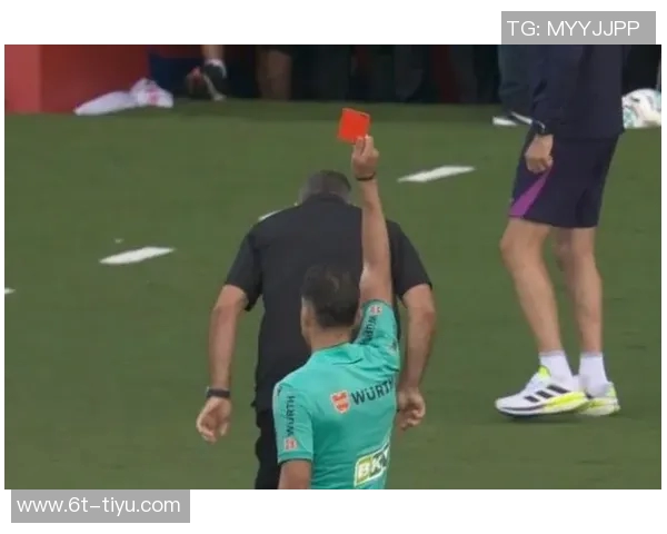 马内因背后犯规被VAR判罚黄牌引发争议球迷热议裁判判决合理性