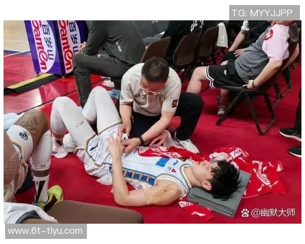 曾凡博上场即紧逼布克遭吹防守犯规展现CBA防守强度