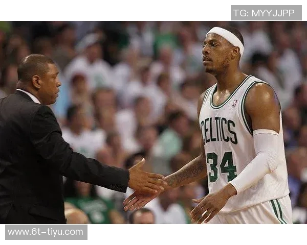 德里克奎因表现抢眼13号秀高效砍下15分6板2帽并导致文班六犯