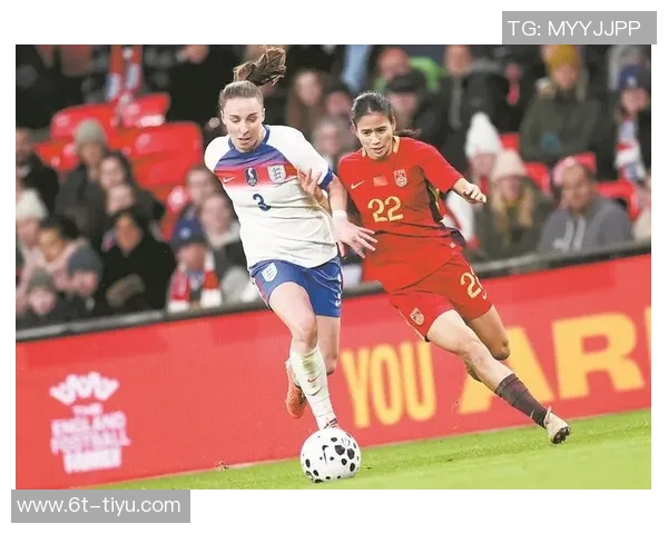 中国国家女子足球队抵达伦敦全力备战与英格兰女足的国际友谊赛